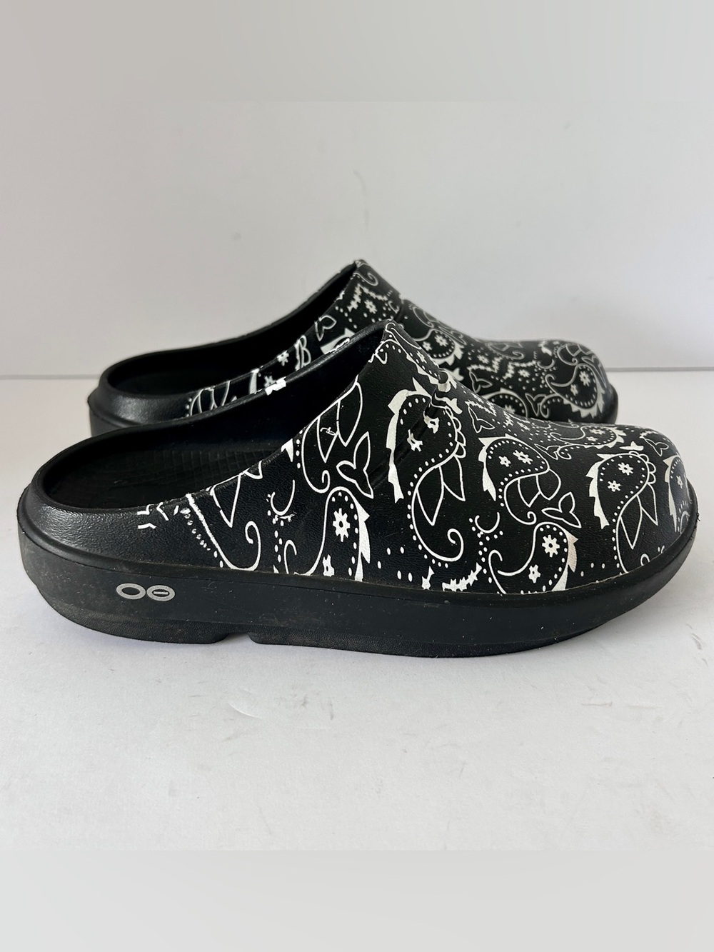 OOFOS Clog OOcloog Recovery Shoe Comfort Bandana Print Black EU37 Womens Size 6